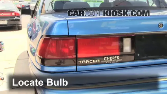 1994 Mercury Tracer 1.9L 4 Cyl. Sedan Éclairage Feux de marche arrière (remplacer une ampoule)